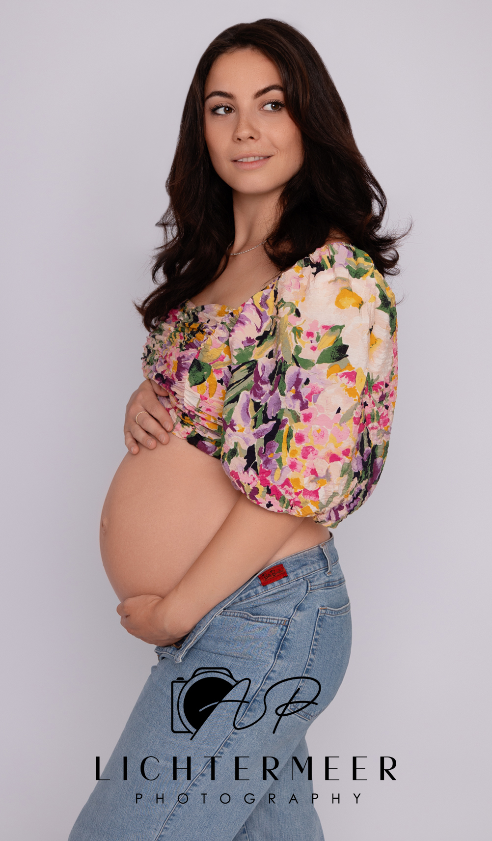 Schwangere Frau in schöner Pose fotografiert wurde