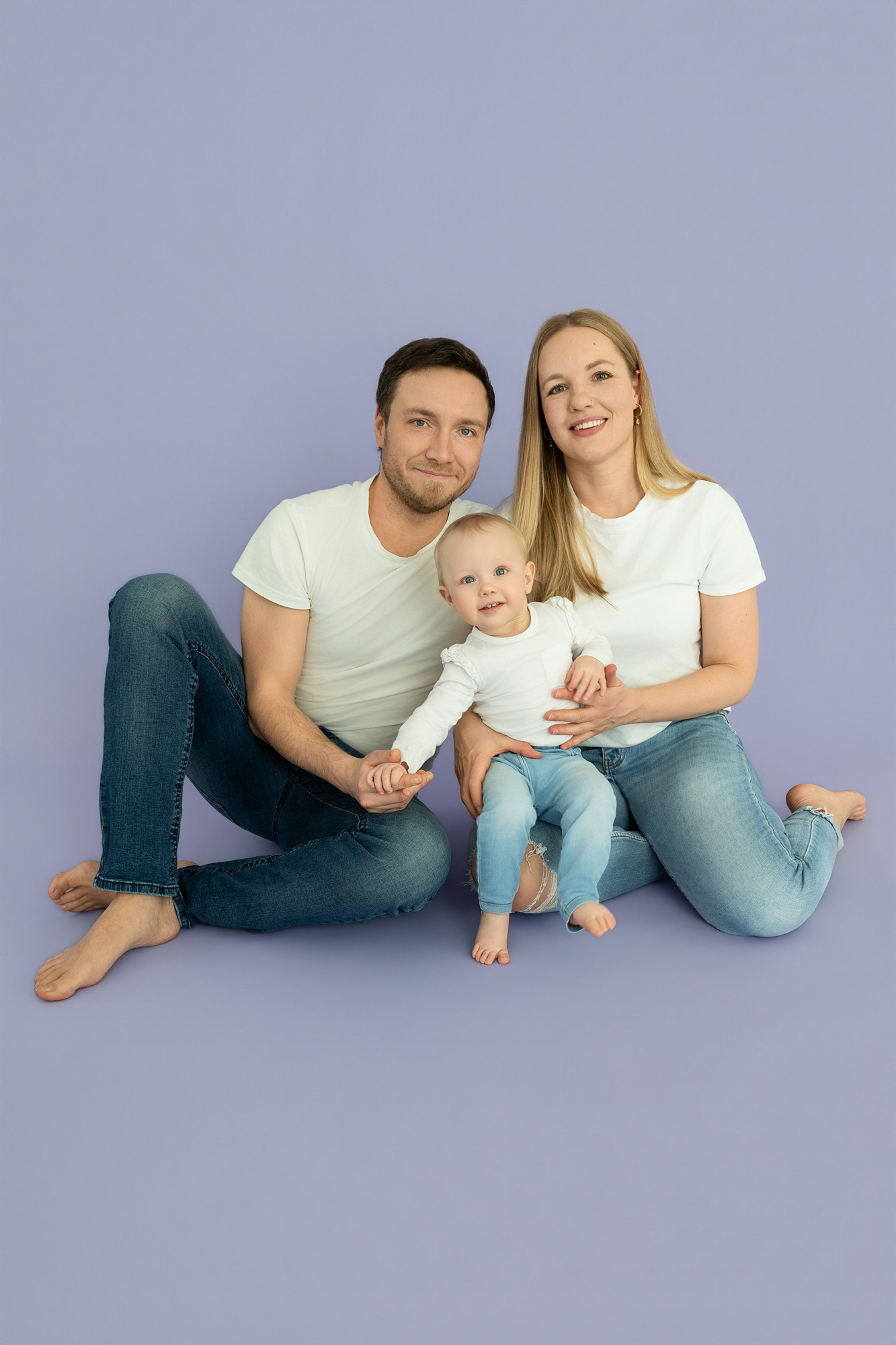 Eltern mit ihren Kind beim Familienfotoshooting im Studio nahe Meissen, Coswig & Radebeul.