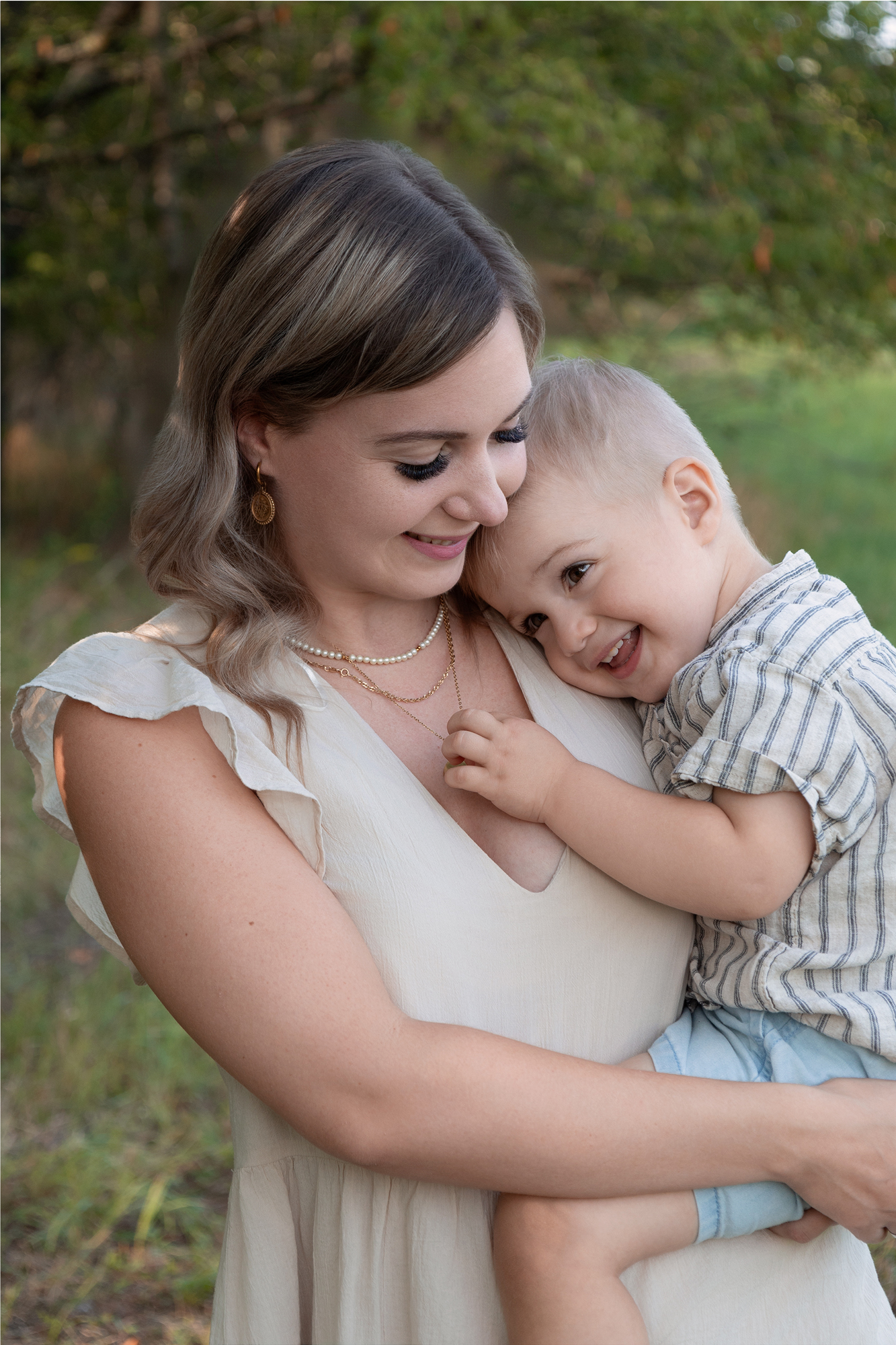 Mama hält ihr Kind beim Familienfotoshooting im Arm in der Nähe von Meißen.