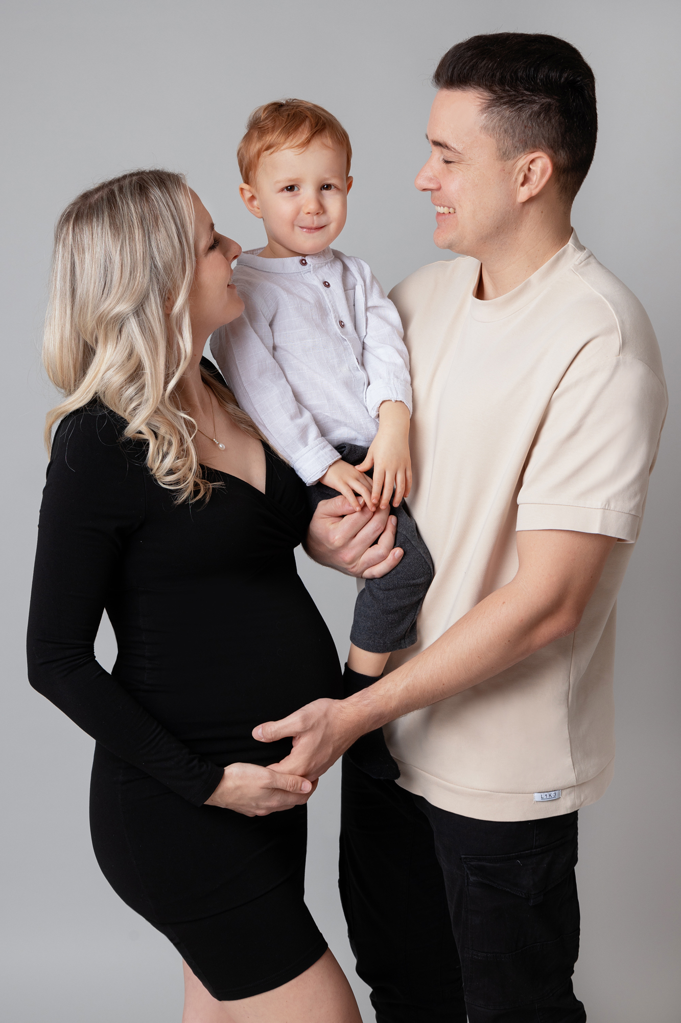 Schwangerschaftsfotoshooting mit der Familie bei Dresden