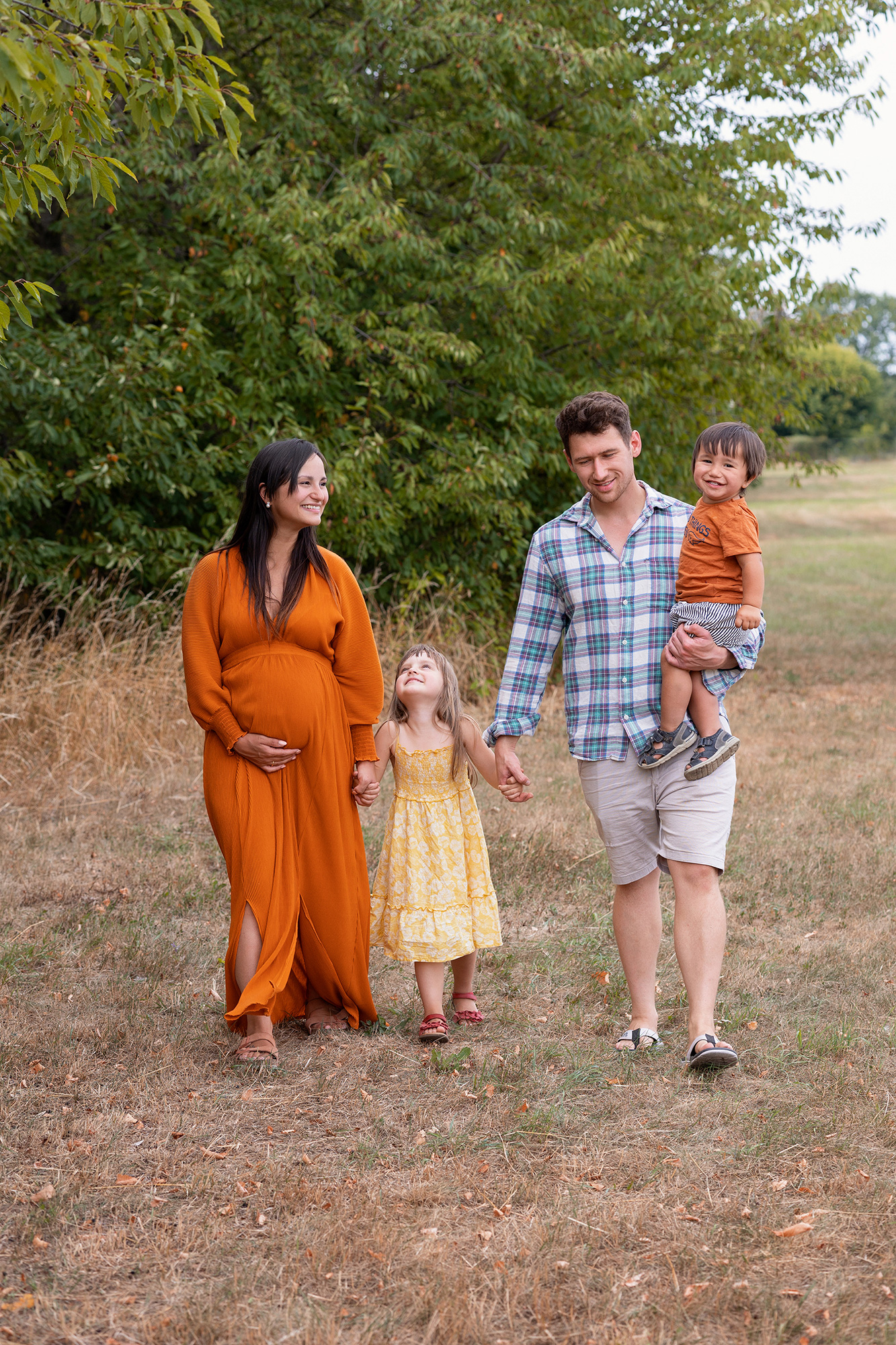 Babybauchfotoshooting mit der Familie im Freien bei Meissen