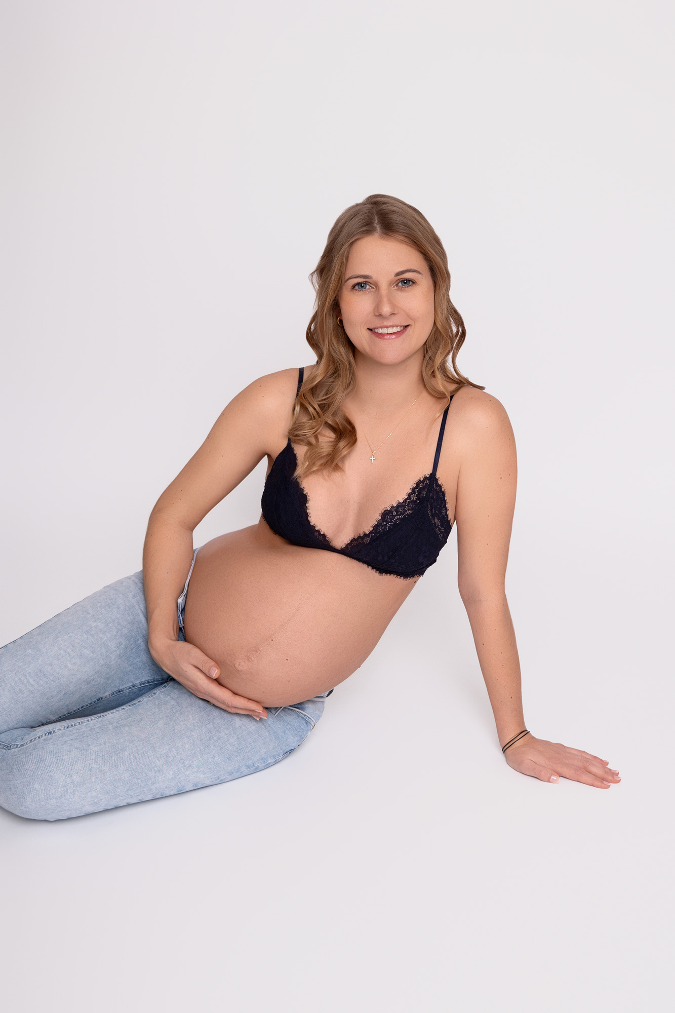 Babybauch Fotoshooting im Fotostudio bei Anne Paterek in der Nähe von Dresden