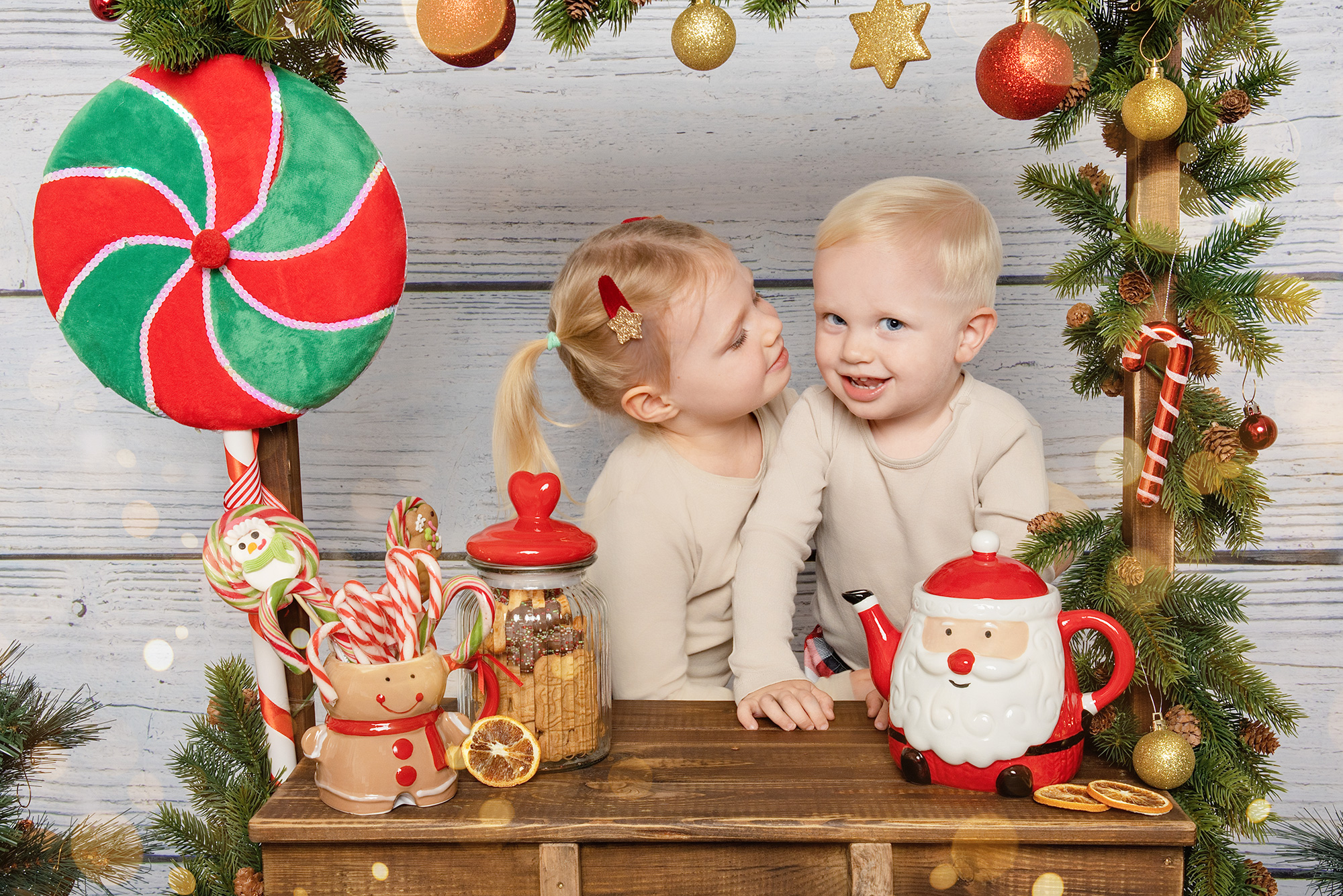 Geschwisterfoto beim Familienfotoshooting bei Coswig, Meißen, Radebeul